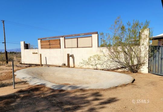 1549 South Gordon Street Ridgecrest, CA 93555 - Photo 43 of 44 a view of a backyard of a house