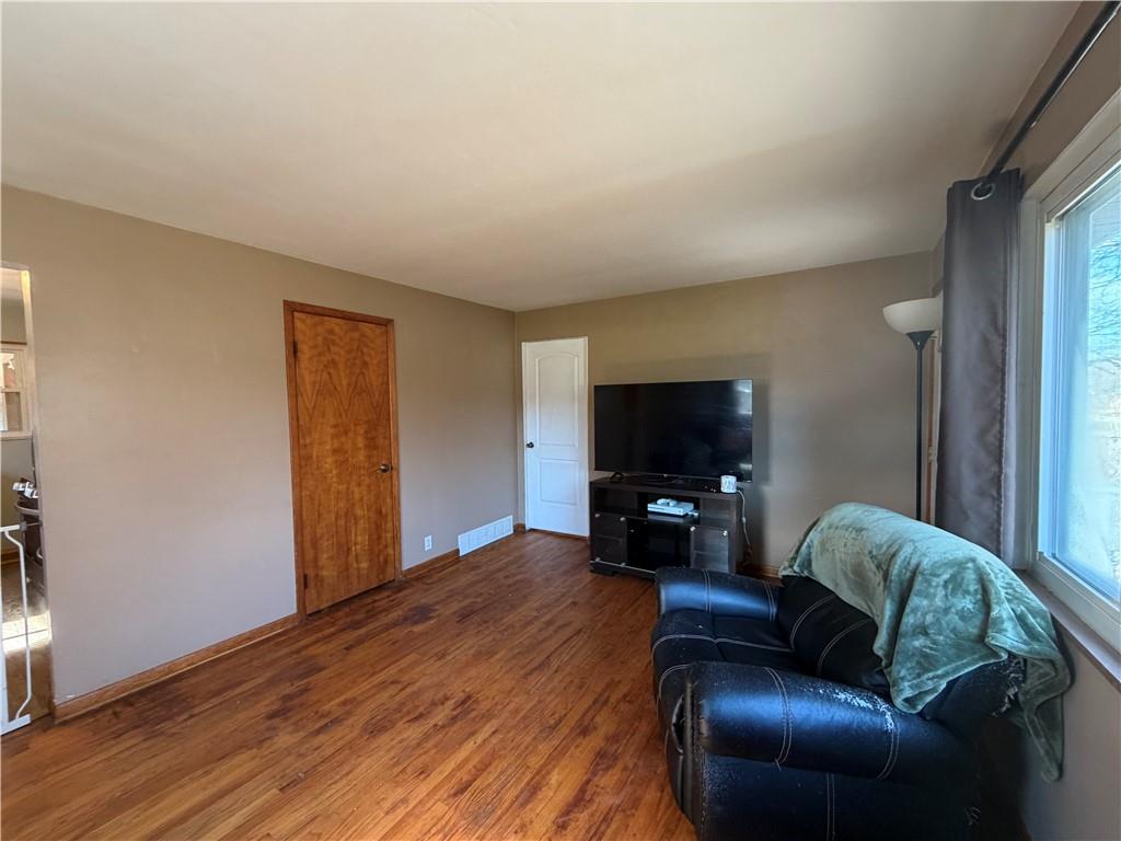 1051 South Lake Road Mercer, PA 16137 - Photo 17 of 43 Living room