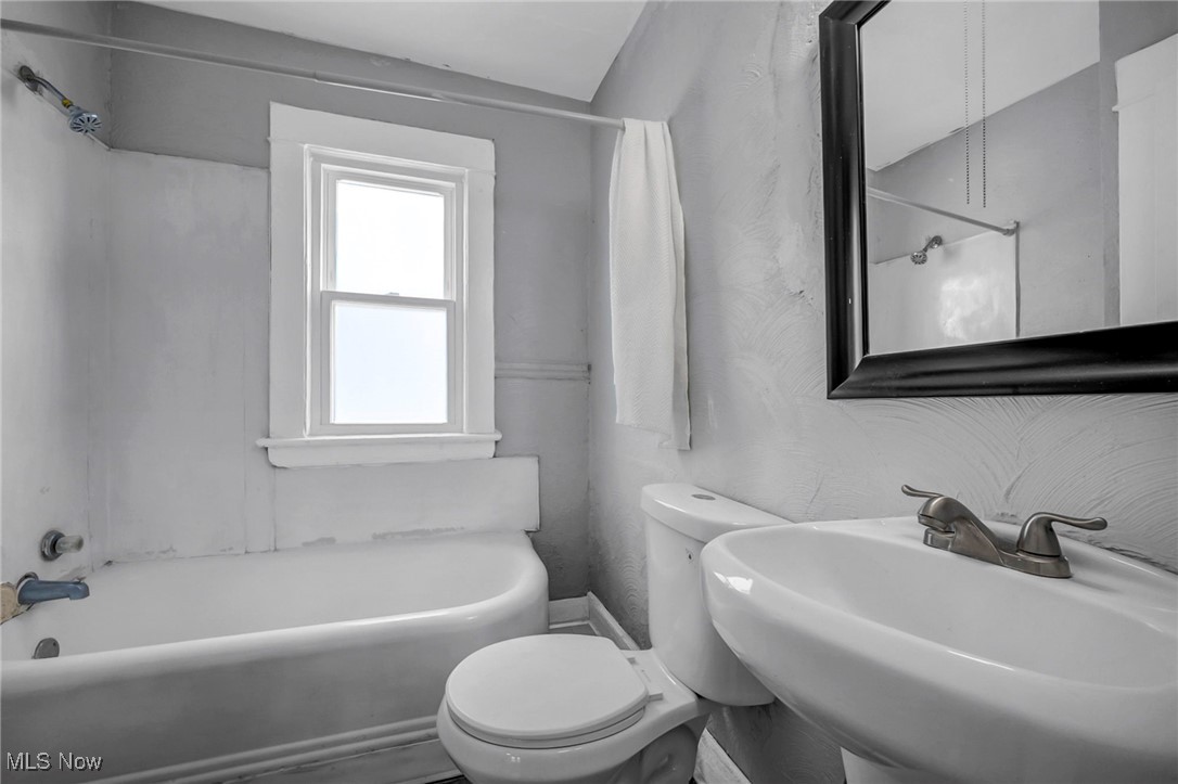 1854 Grantham Road Cleveland, OH 44112 - Photo 19 of 47 Full bathroom featuring toilet and shower combination