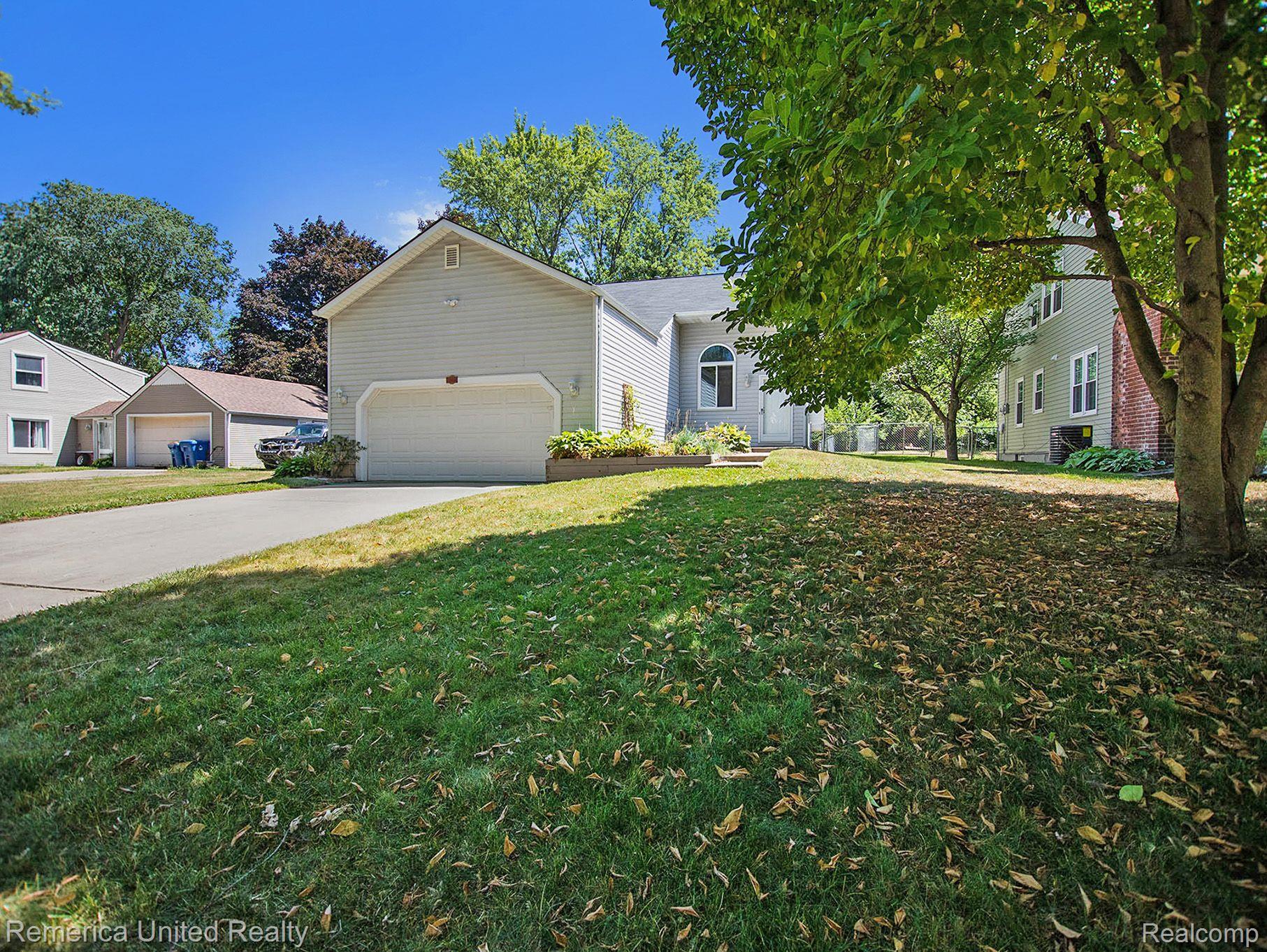 153 Riviera Terrace Waterford, MI 48328 - Photo 2 of 25 Gallery Image 2