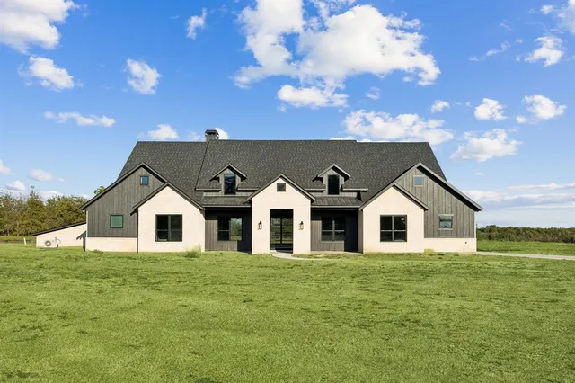 a view of house with garden