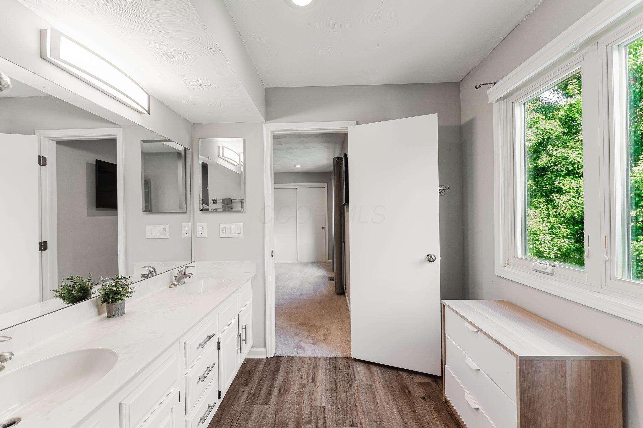 1015 Pine View Road Westerville, OH 43081 - Photo 27 of 44 Primary Bathroom