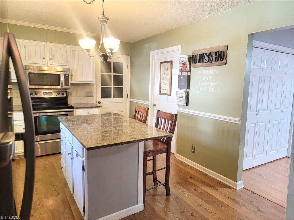3511 Edgefield Road Greensboro, NC 27409 - Photo 4 of 16 Large island