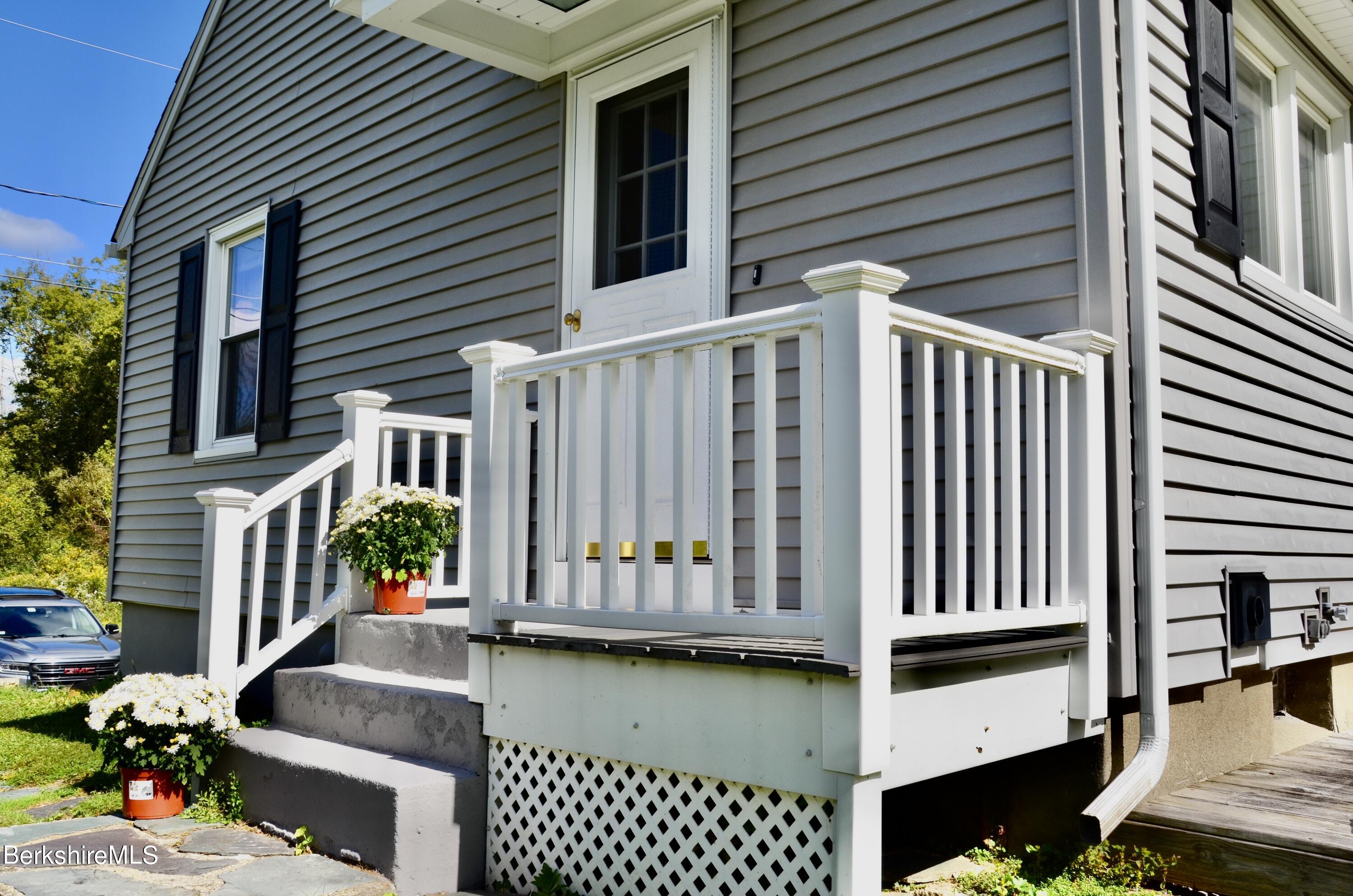 127 Cadwell Road Pittsfield, MA 01201 - Photo 2 of 16 DSC_0017