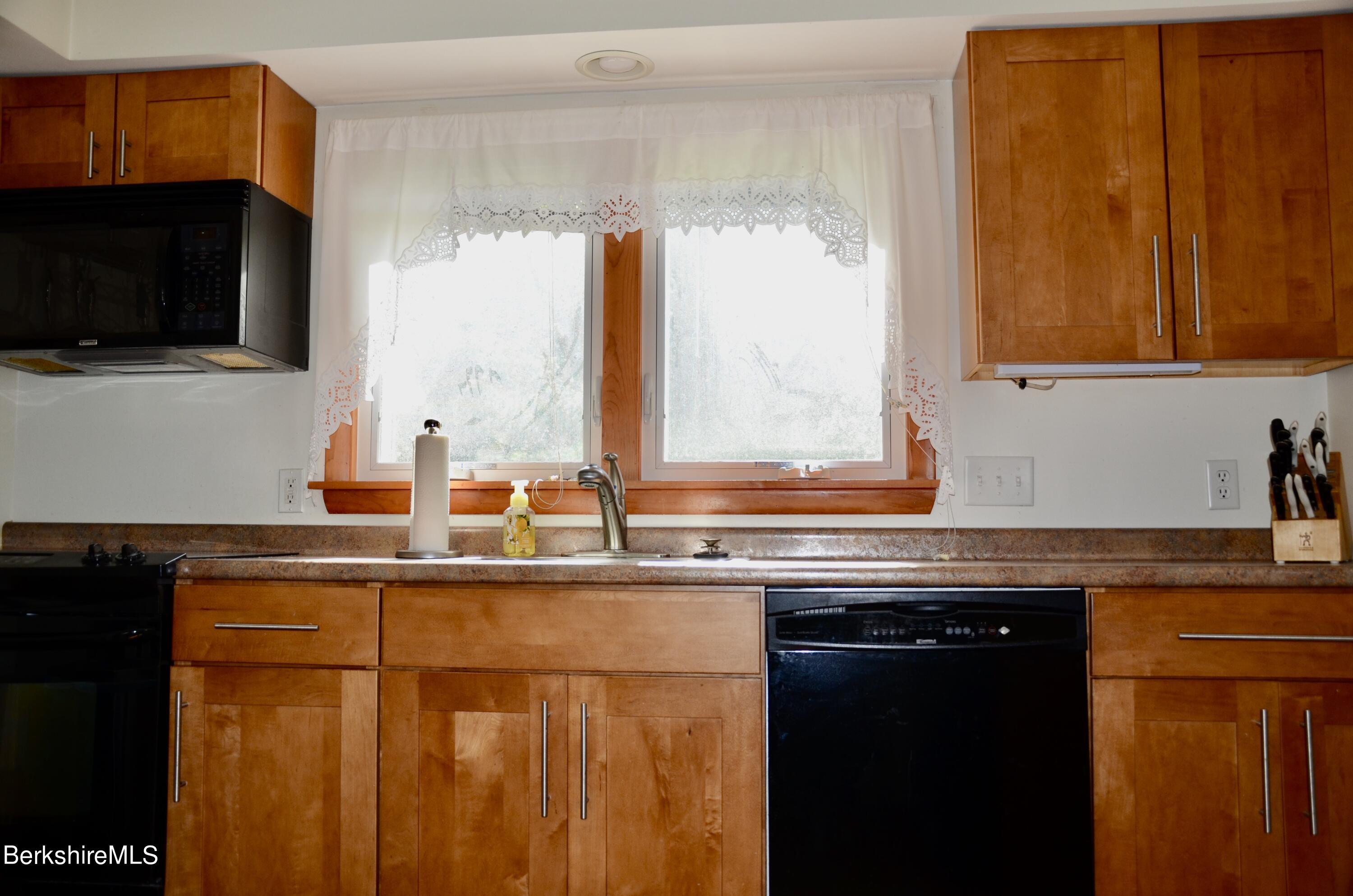 127 Cadwell Road Pittsfield, MA 01201 - Photo 7 of 16 DSC_0011
