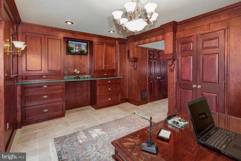 22 West Glebe Road Alexandria, VA 22305 - Photo 5 of 30 Interior (General)