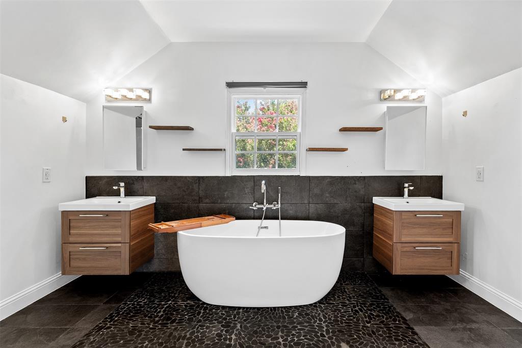 1902 Norfolk Avenue Dallas, TX 75203 - Photo 11 of 40 a room with large mirror and window