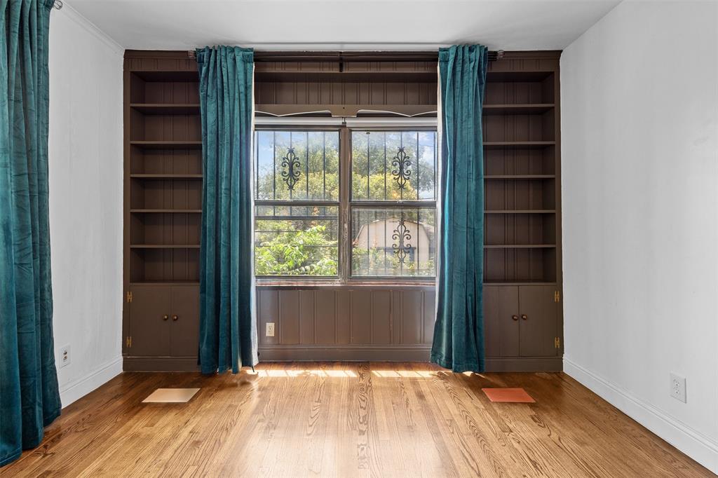 1902 Norfolk Avenue Dallas, TX 75203 - Photo 13 of 40 an empty room with wooden floor closet and windows