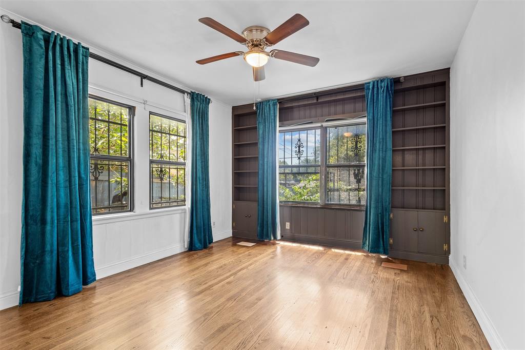 1902 Norfolk Avenue Dallas, TX 75203 - Photo 14 of 40 a view of an empty room with a window