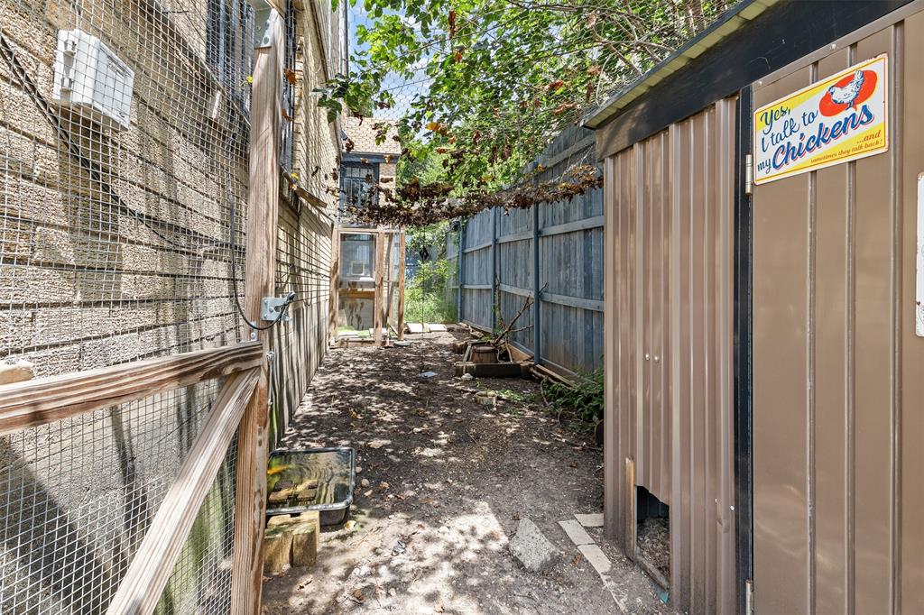 1902 Norfolk Avenue Dallas, TX 75203 - Photo 30 of 40 a view of a pathway of a building from a balcony