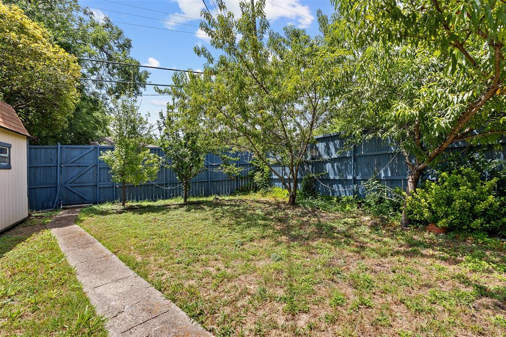 1902 Norfolk Avenue Dallas, TX 75203 - Photo 34 of 40 a backyard of a house with lots of green space