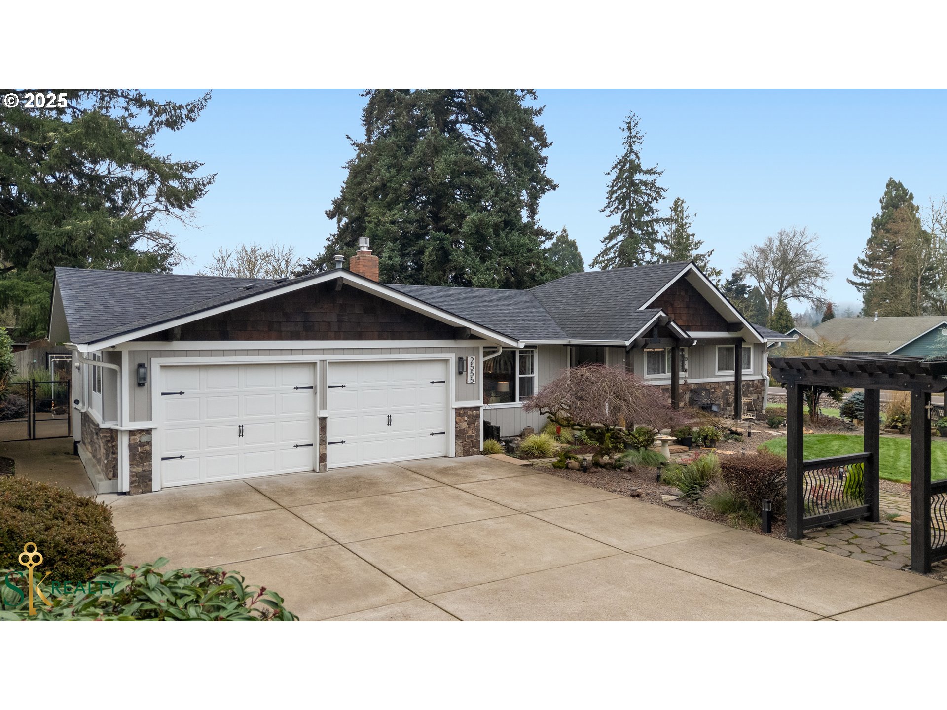 2555 Northwest Squire Place Albany, OR 97321 - Photo 2 of 44 a house view with a outdoor space
