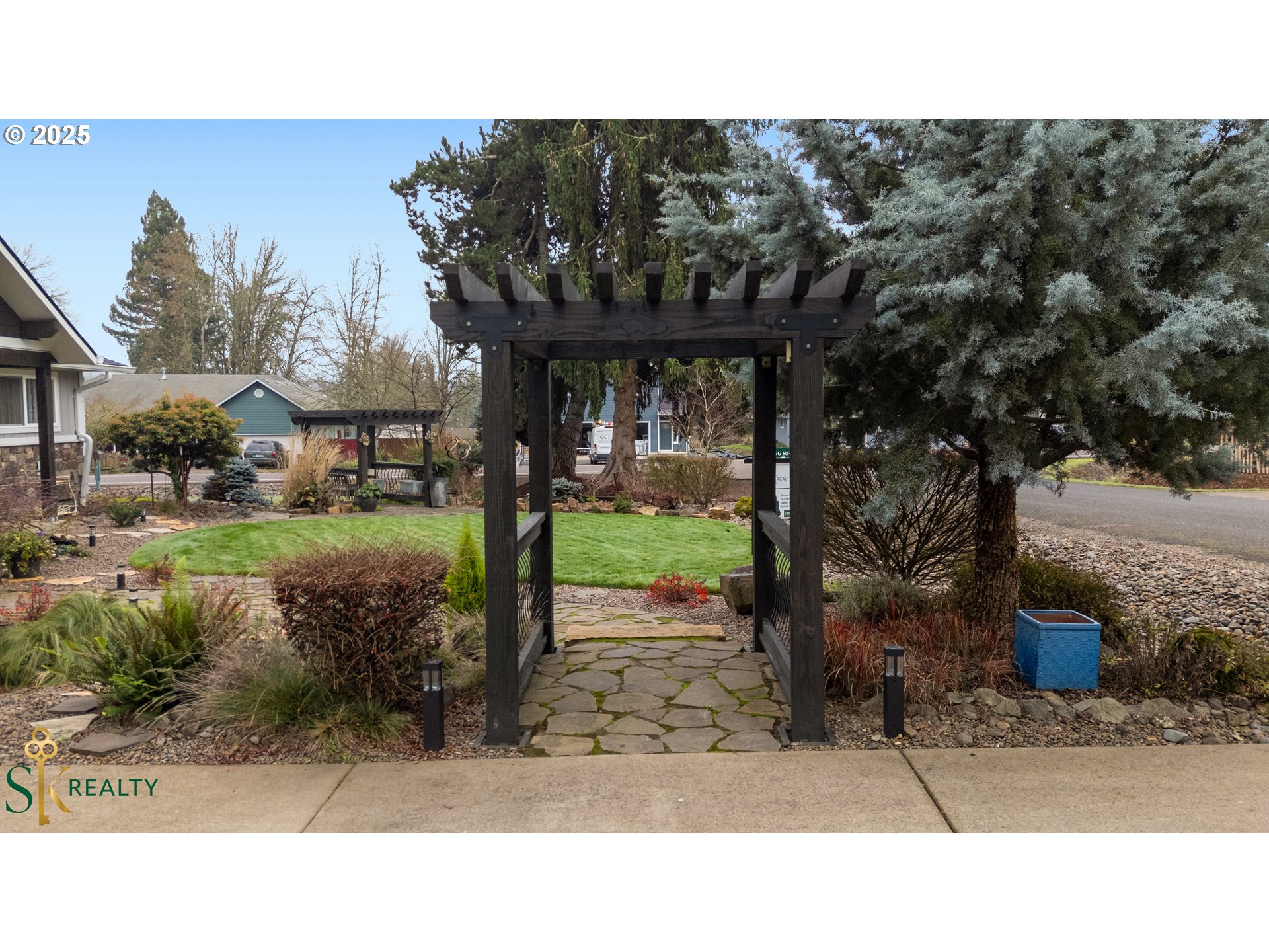 2555 Northwest Squire Place Albany, OR 97321 - Photo 6 of 44 a picture of a yard