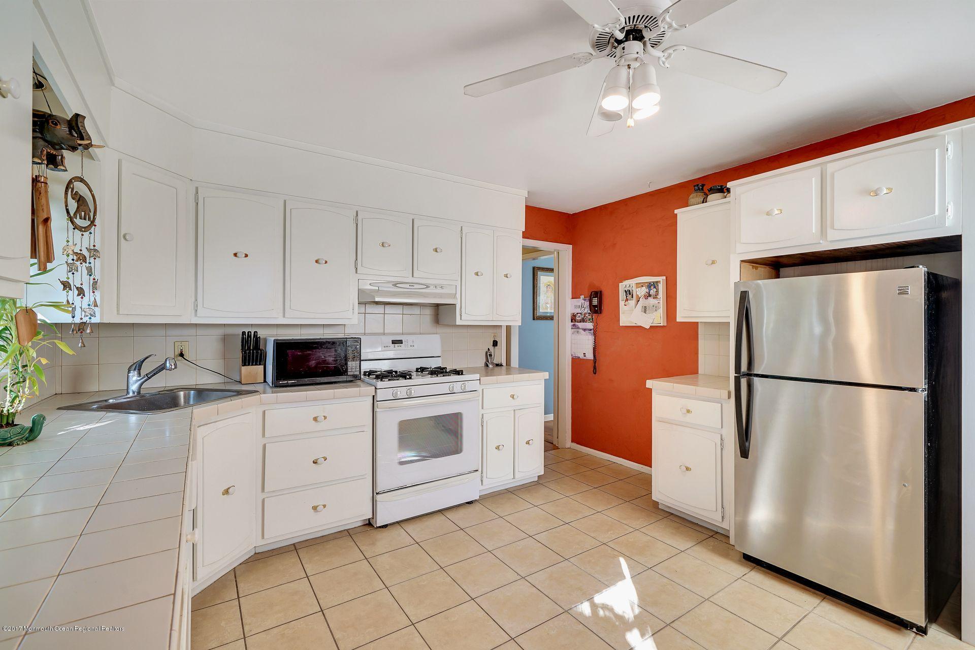300 Wilson Road Neptune Township, NJ 07753 - Photo 7 of 18 22