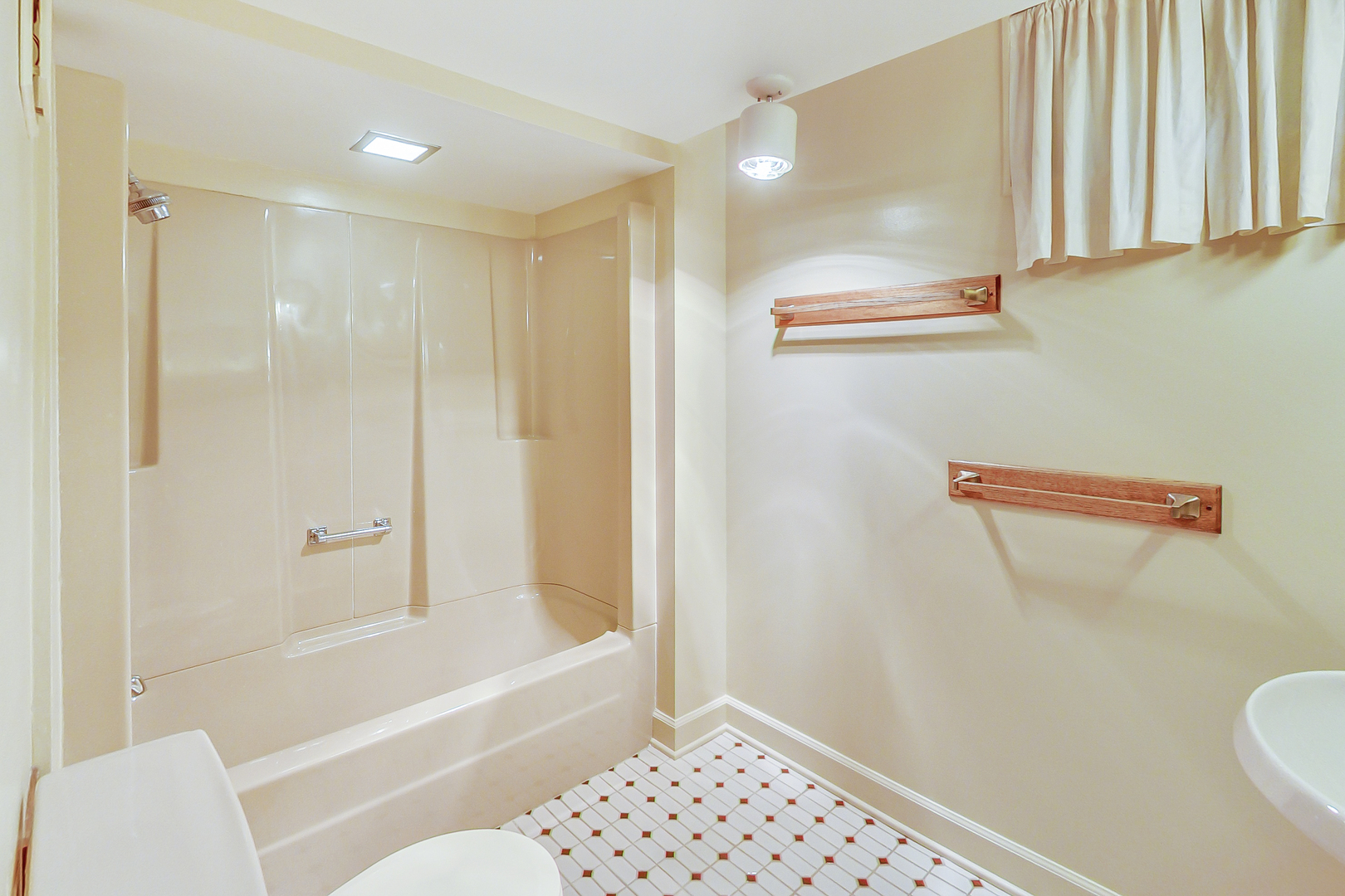 220 South Rose Avenue Park Ridge, IL 60068 - Photo 16 of 25 a bathroom with a shower a toilet and a sink
