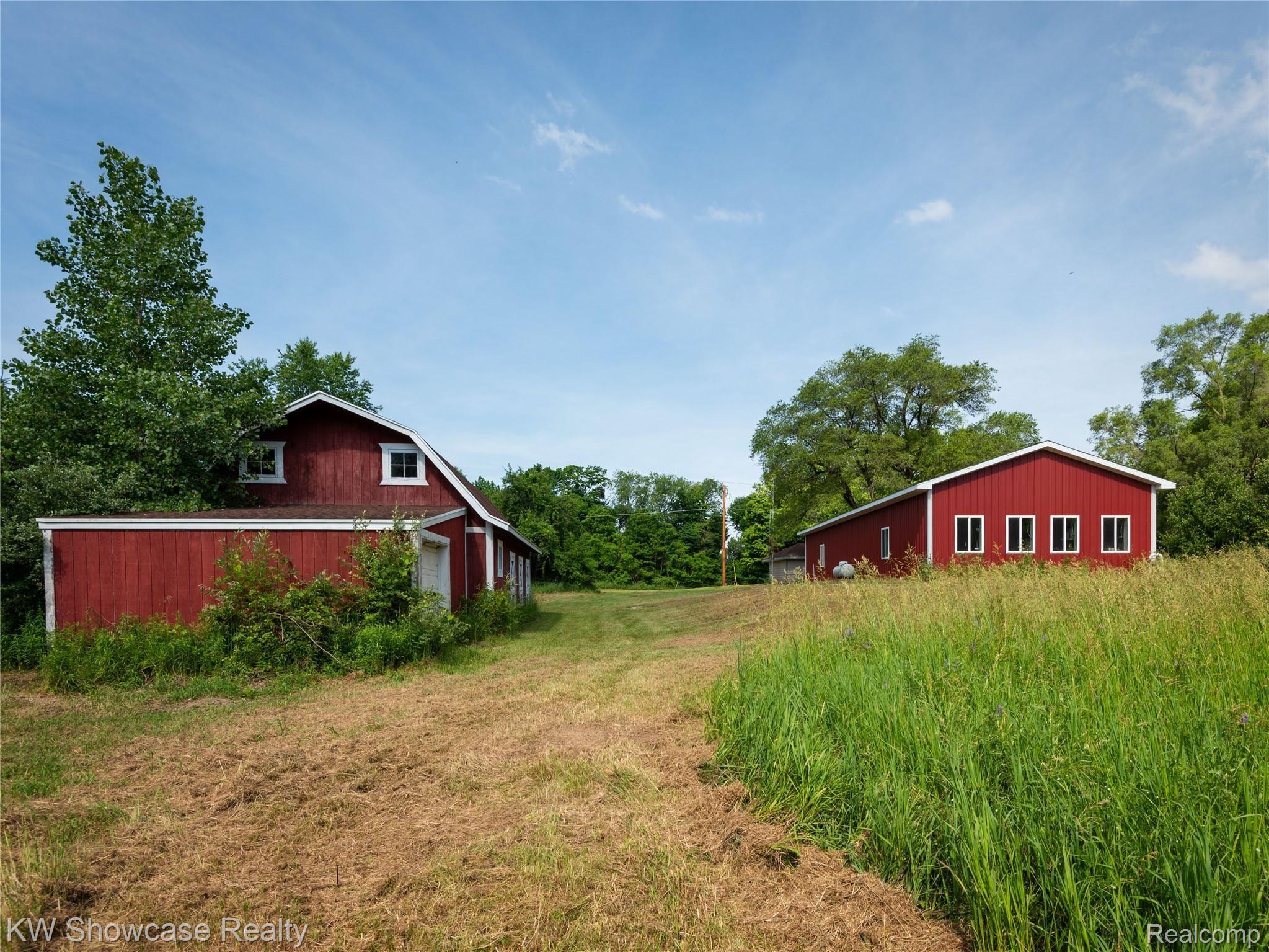 6020 North Tipsico Lake Road Holly, MI 48442 - Photo 49 of 54 49 EXTERIOR BARN, OUT BUILDING.jpg