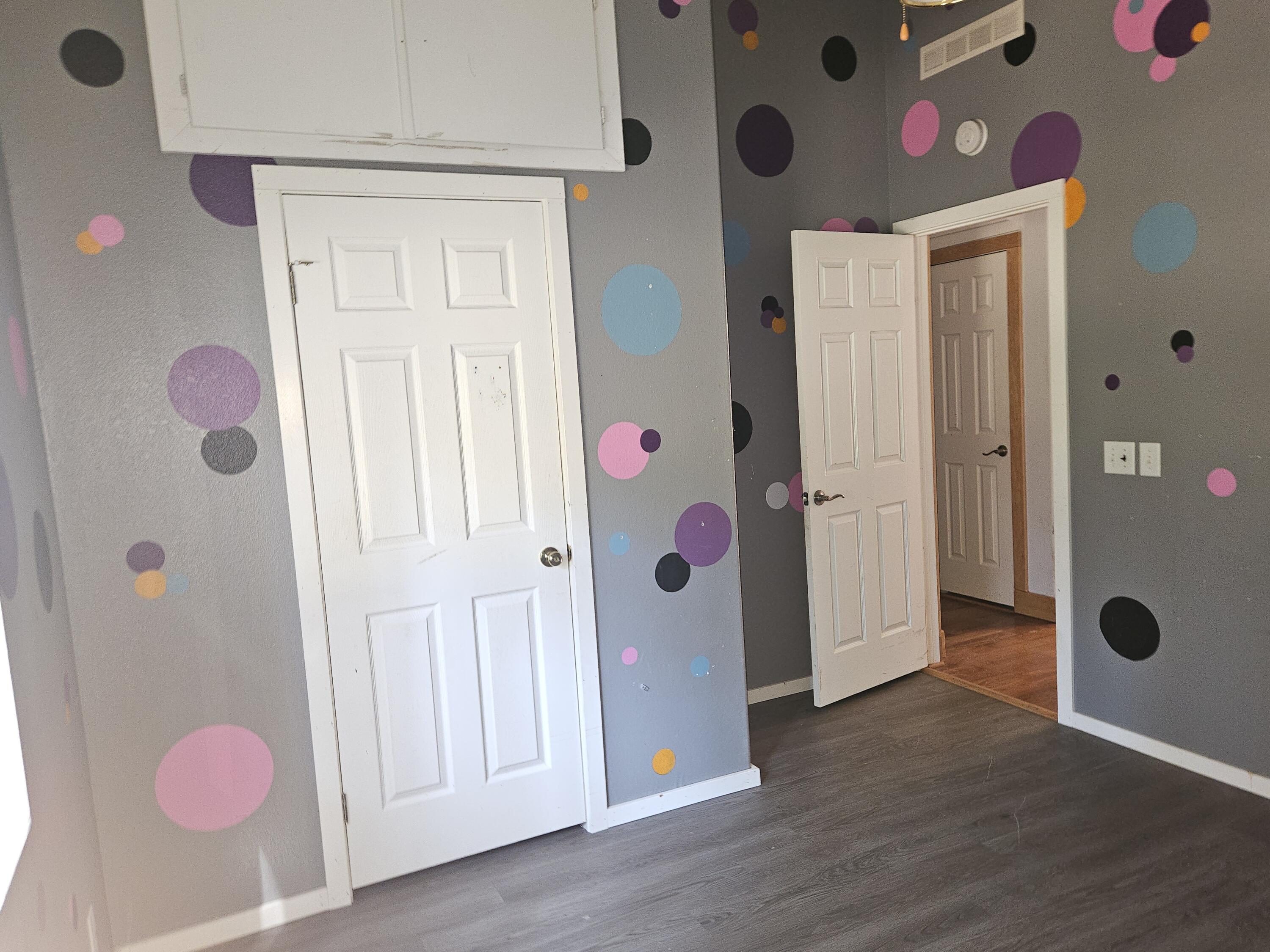 18015 Freight Rd Lane Klamath Falls, OR 97601 - Photo 14 of 24 a view of an entryway with wooden floor