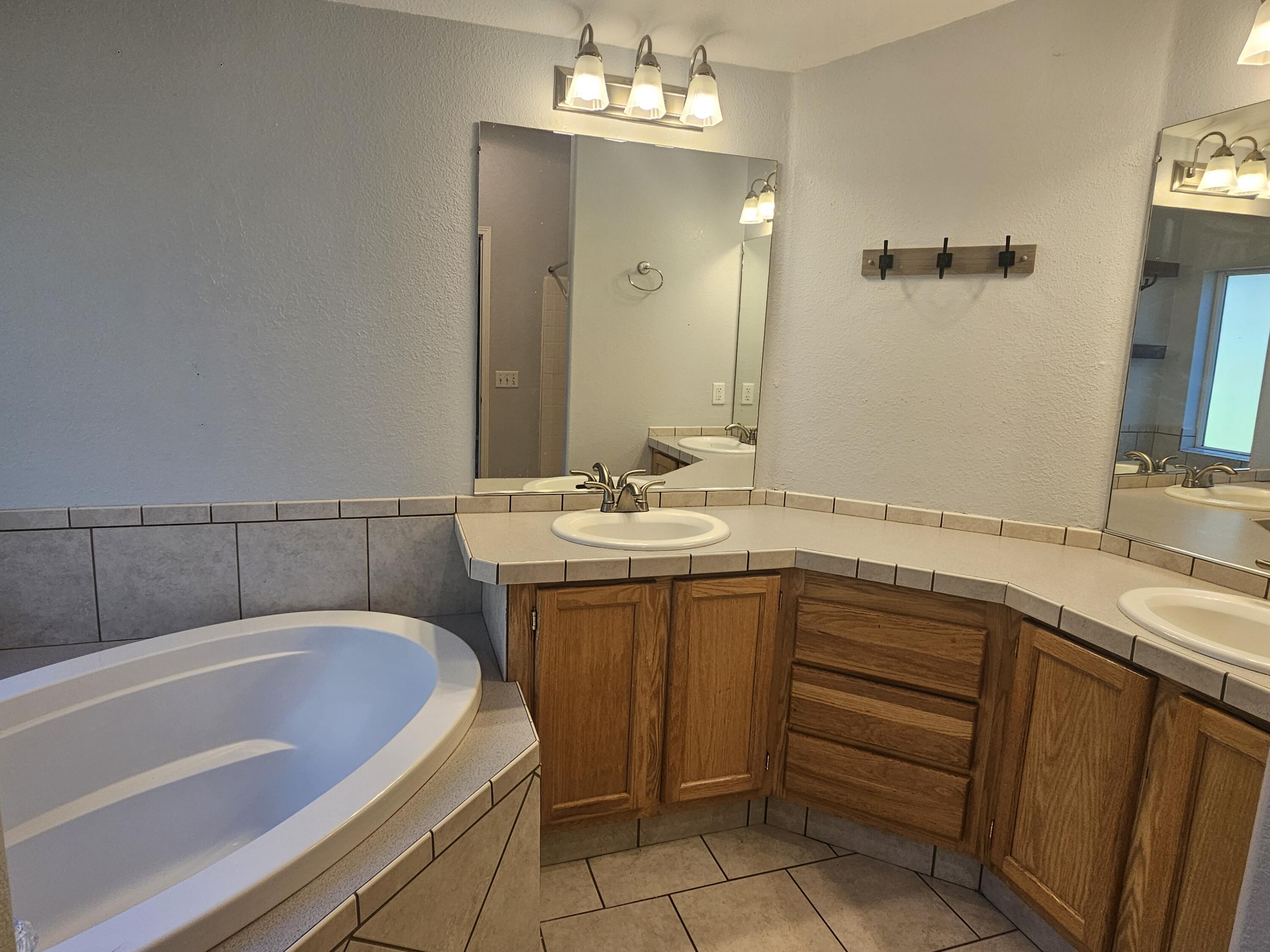 18015 Freight Rd Lane Klamath Falls, OR 97601 - Photo 10 of 24 a bathroom with a tub sink and mirror