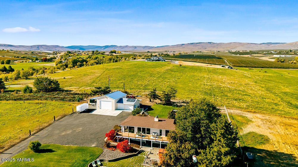 283 Cook Road Yakima, WA 98908 - Photo 11 of 64 a view of an ocean and a mountain