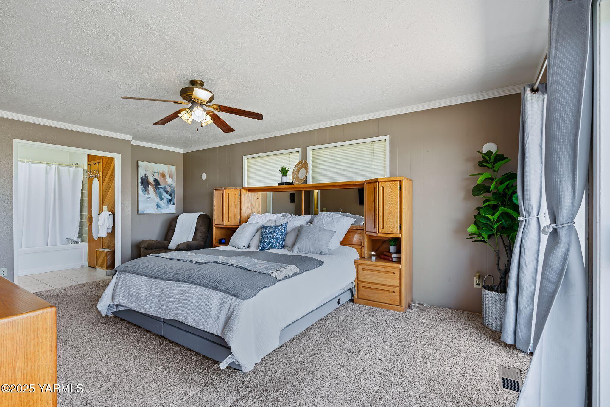 283 Cook Road Yakima, WA 98908 - Photo 25 of 64 a spacious bedroom with a bed and a potted plant