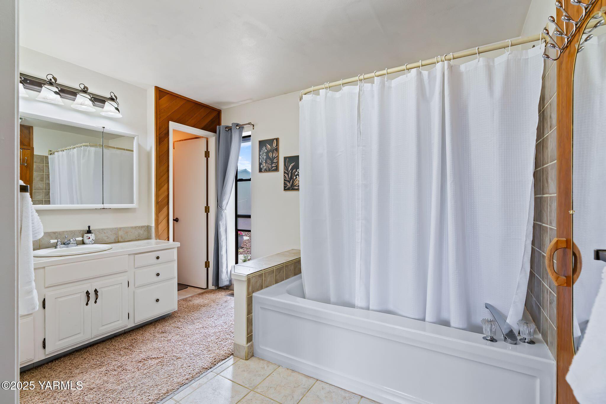 283 Cook Road Yakima, WA 98908 - Photo 26 of 64 a bathroom with a double vanity sink and mirror
