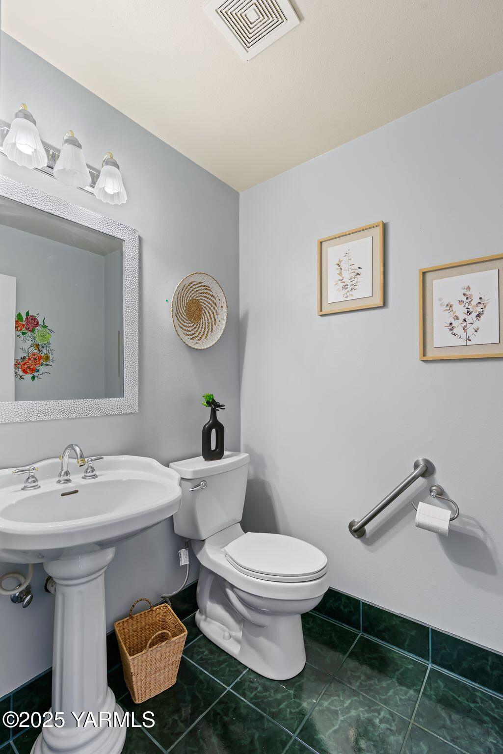 283 Cook Road Yakima, WA 98908 - Photo 31 of 64 a bathroom with a toilet a sink and mirror