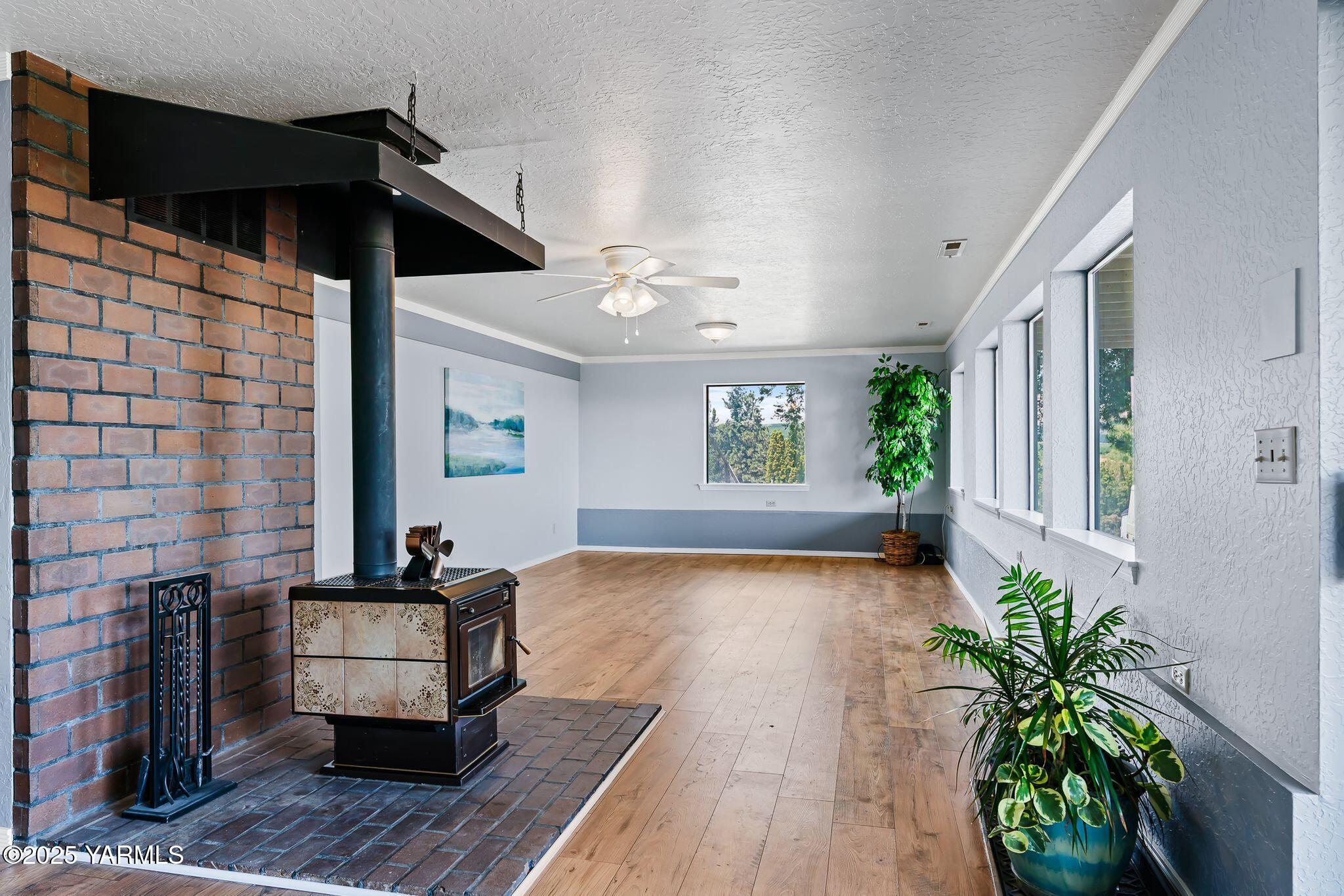283 Cook Road Yakima, WA 98908 - Photo 33 of 64 a living room with furniture and a potted plant