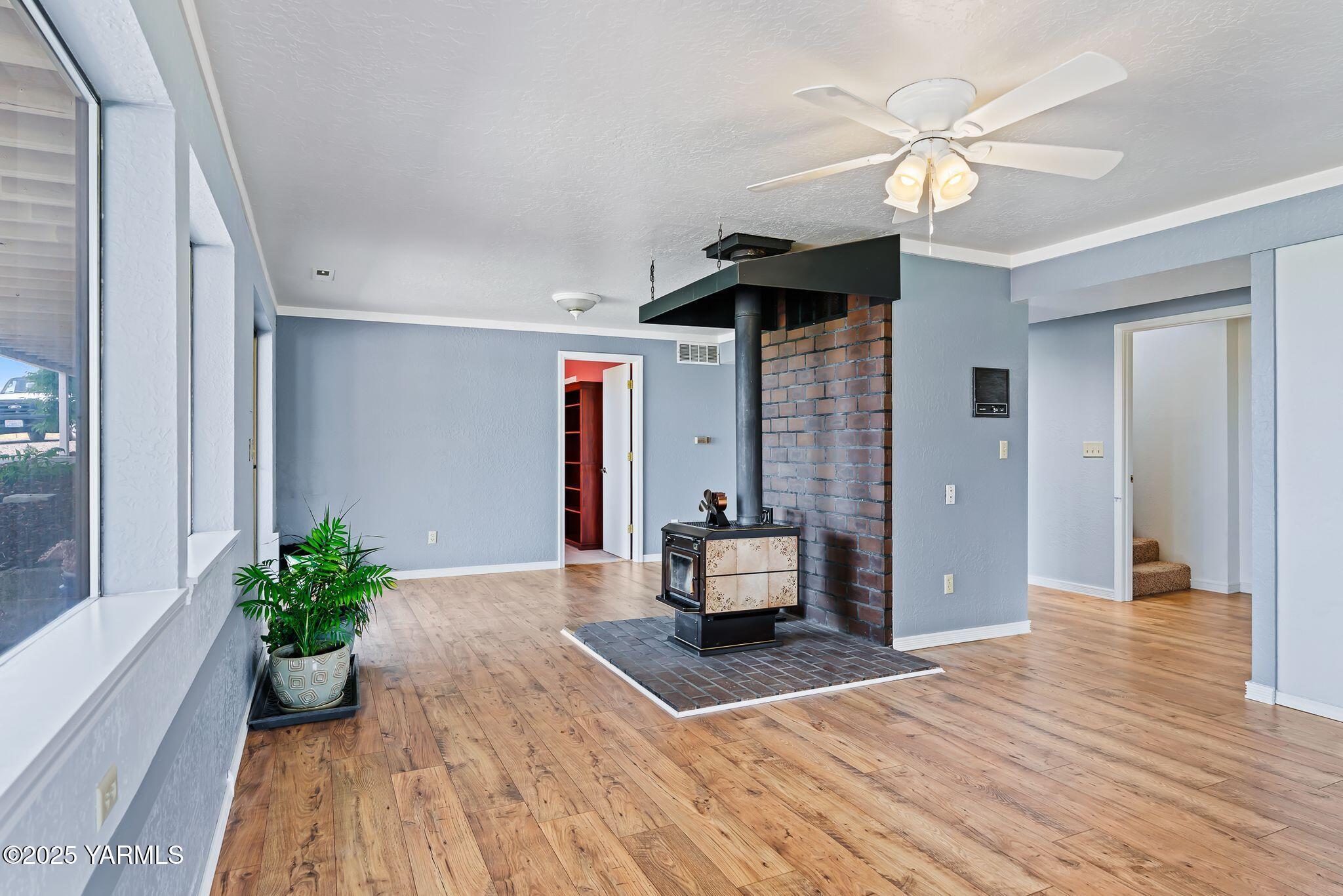 283 Cook Road Yakima, WA 98908 - Photo 34 of 64 a living room with furniture and a chandelier