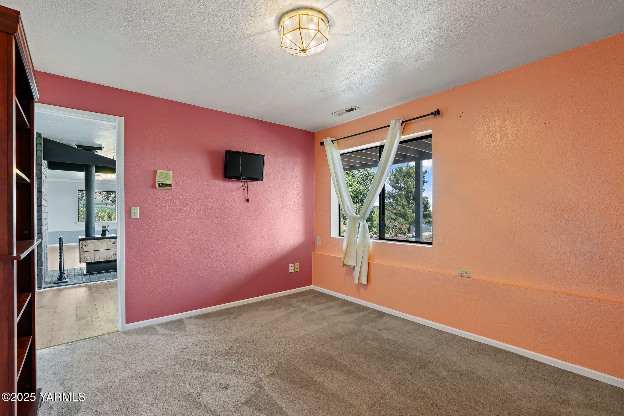 283 Cook Road Yakima, WA 98908 - Photo 36 of 64 a view of an empty room with a window