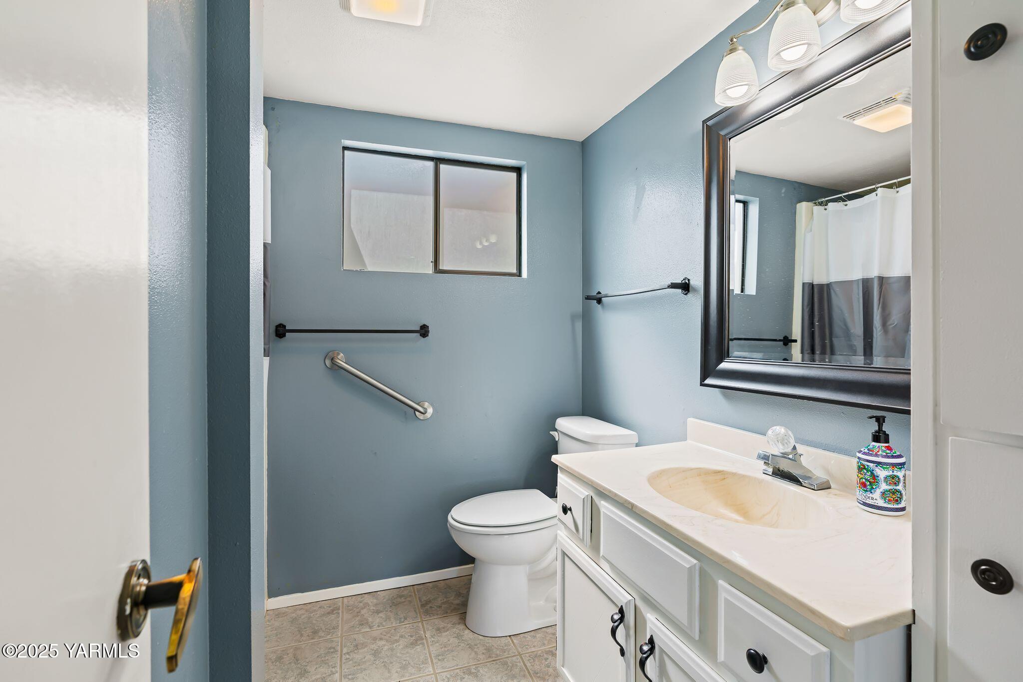 283 Cook Road Yakima, WA 98908 - Photo 37 of 64 a bathroom with a sink a toilet and mirror