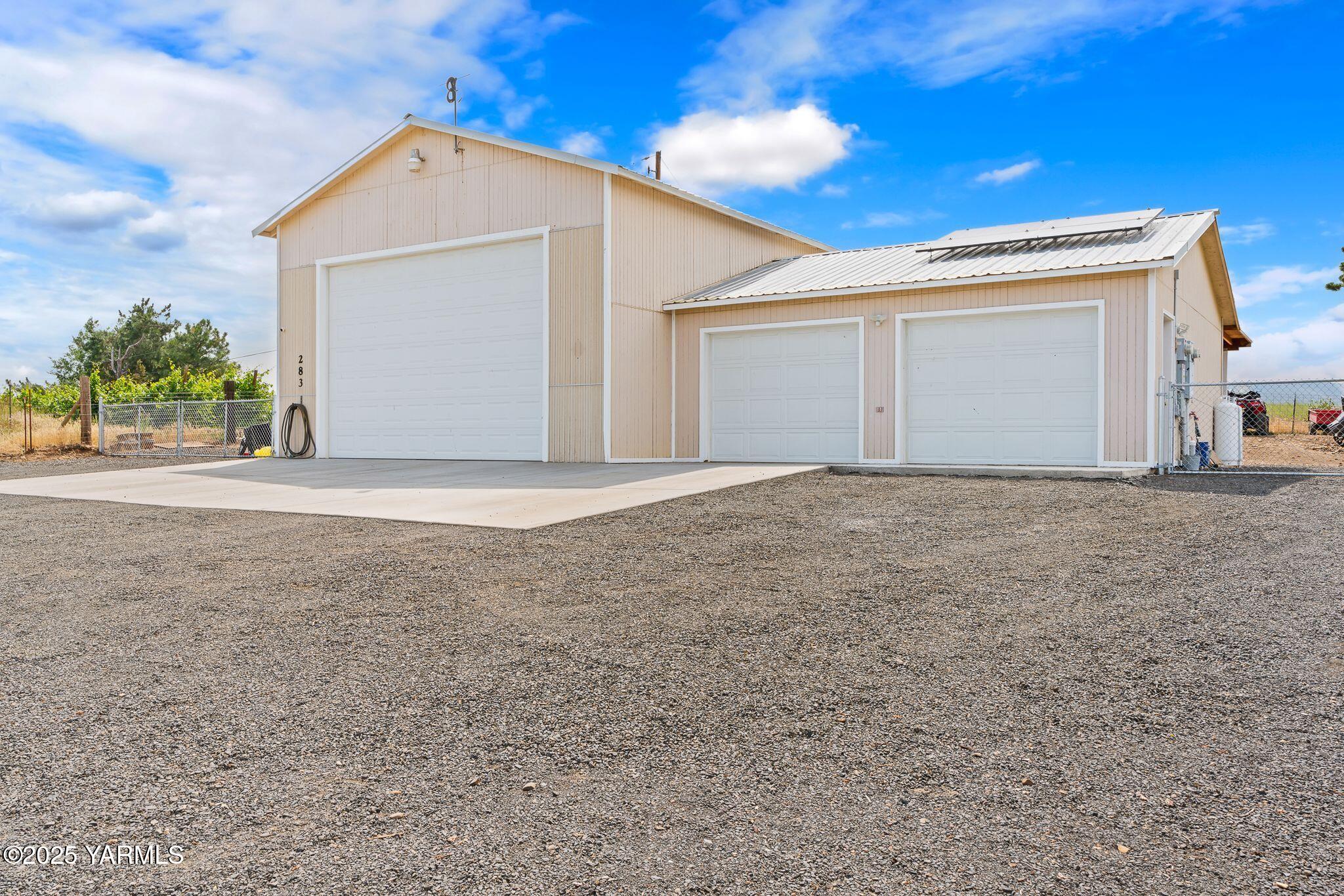 283 Cook Road Yakima, WA 98908 - Photo 41 of 64 a view of an house with backyard and a garage