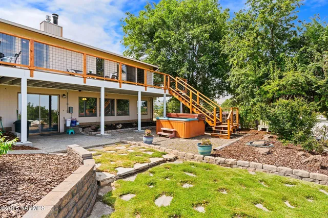 a view of a house with swimming pool and sitting area
