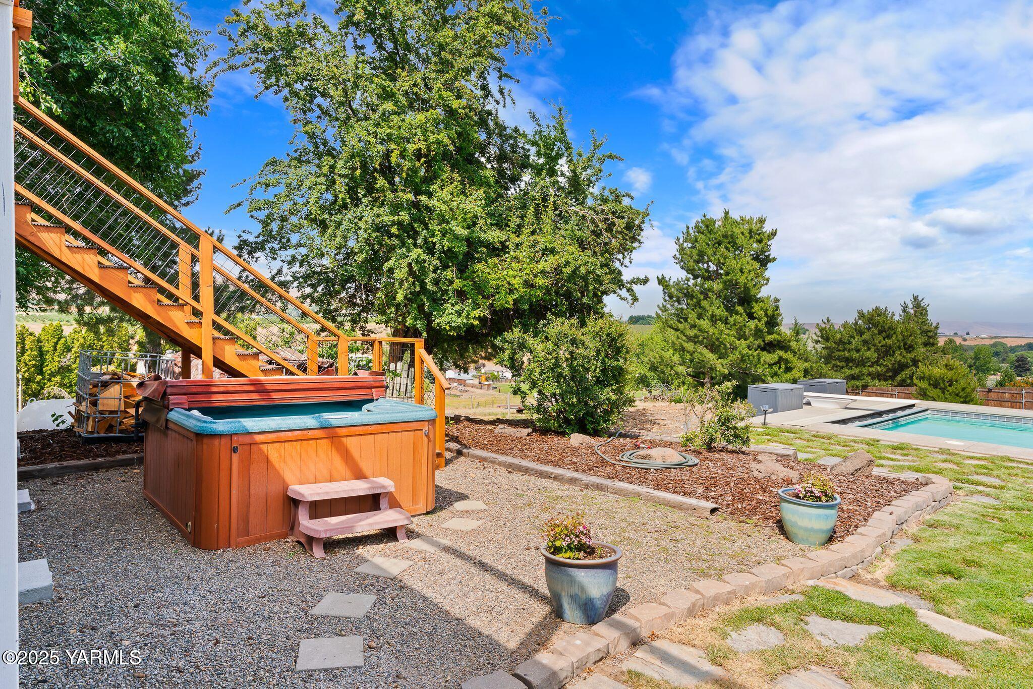 283 Cook Road Yakima, WA 98908 - Photo 47 of 64 a view of a yard with sitting area