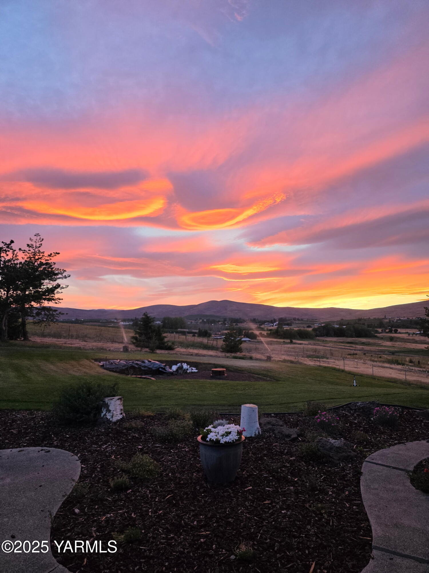 283 Cook Road Yakima, WA 98908 - Photo 5 of 64 a view of outdoor space and mountain view