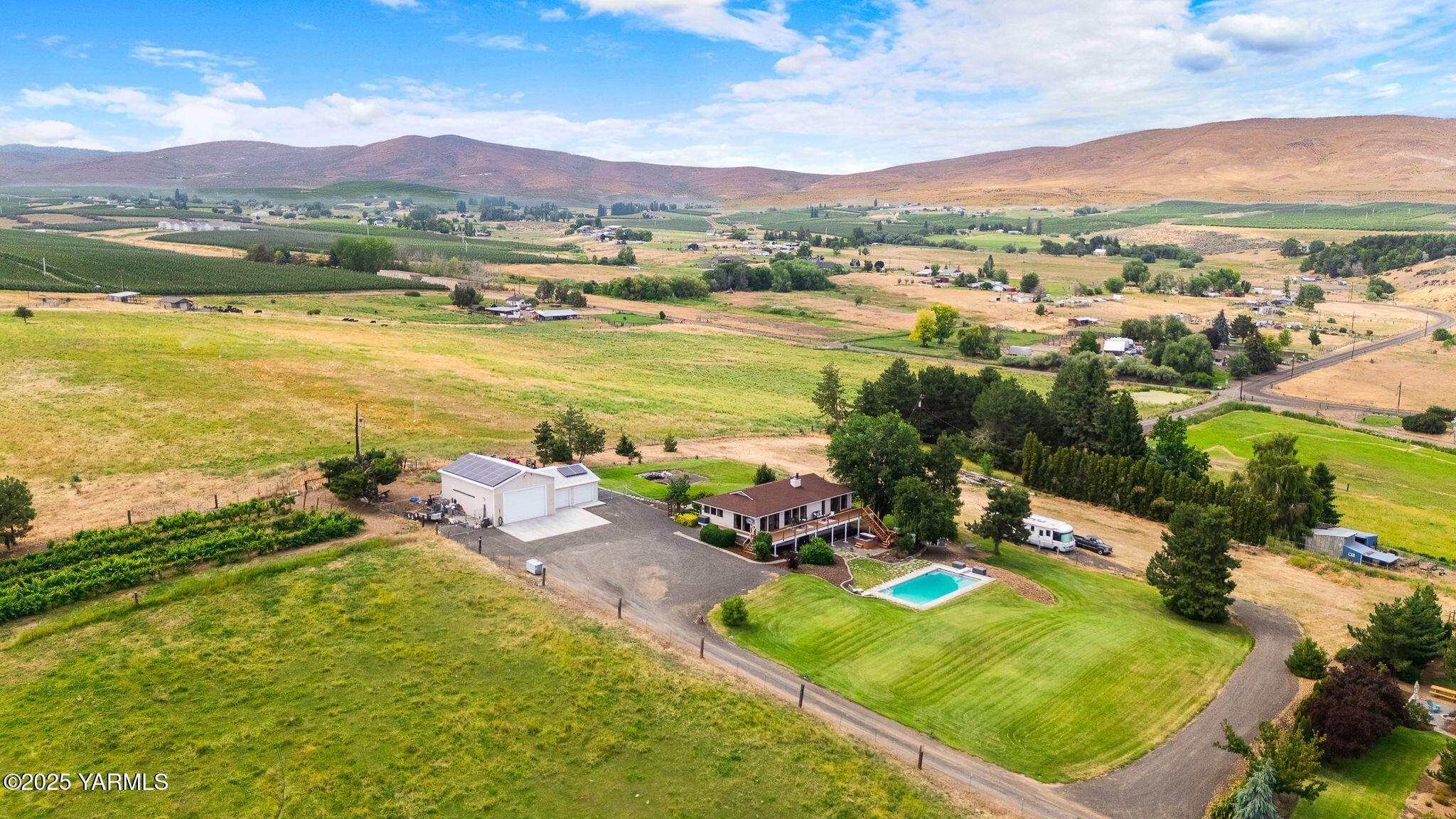 283 Cook Road Yakima, WA 98908 - Photo 55 of 64 a view of a lake with a mountain
