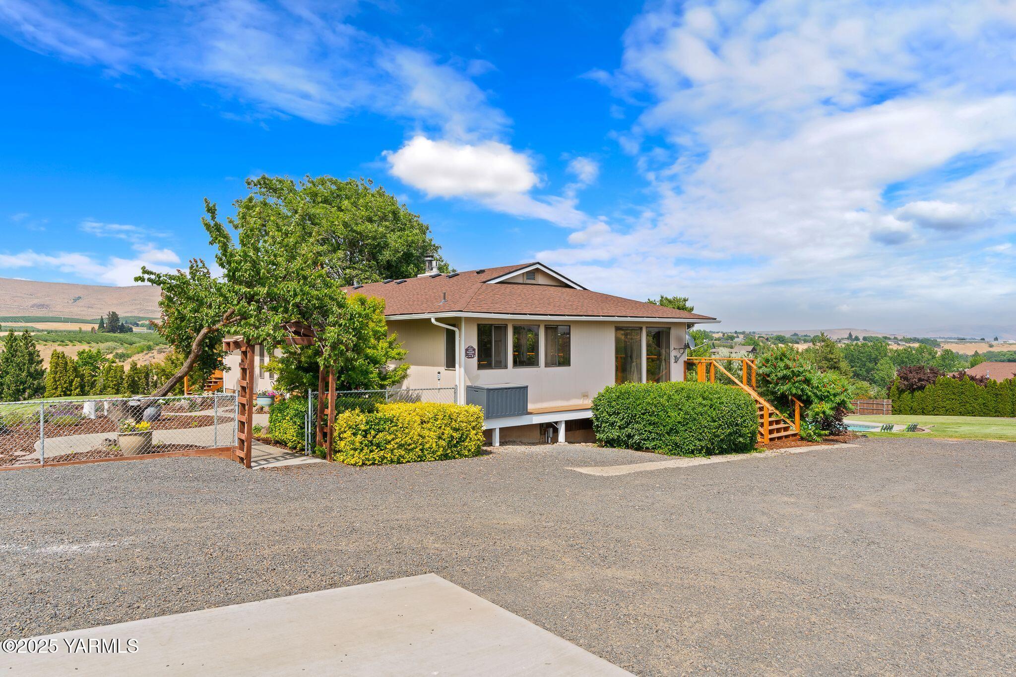 283 Cook Road Yakima, WA 98908 - Photo 6 of 64 a front view of a house with a yard