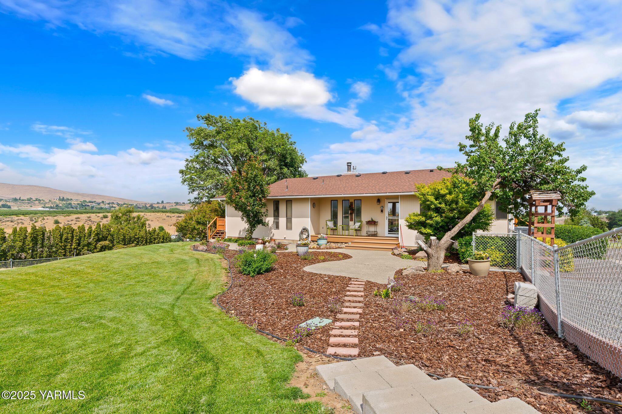 283 Cook Road Yakima, WA 98908 - Photo 7 of 64 a view of a house with backyard and sitting area
