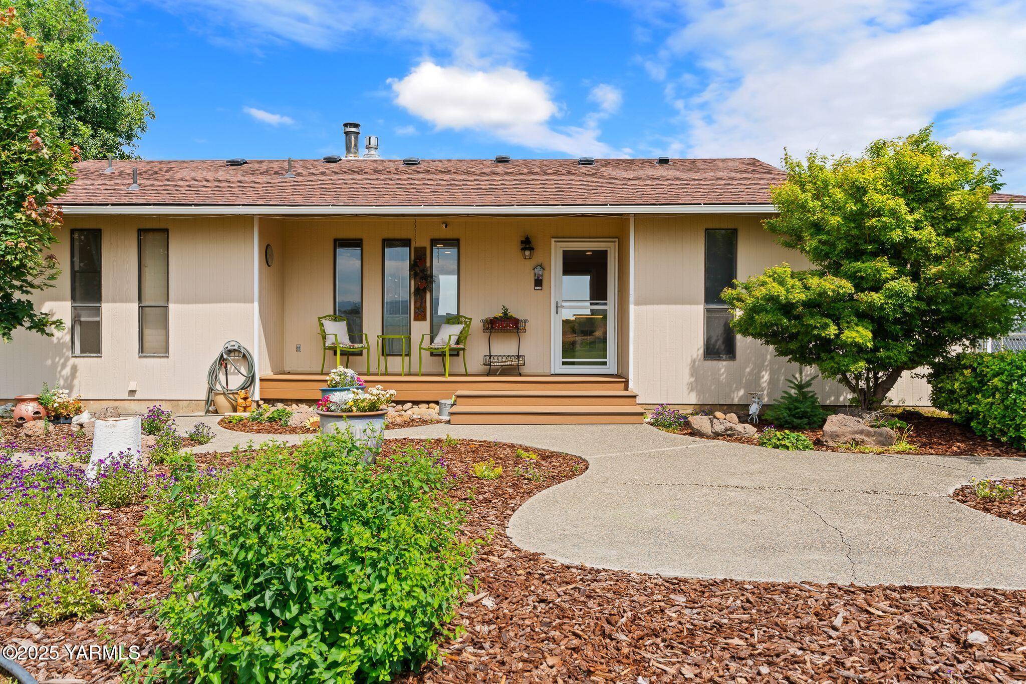 283 Cook Road Yakima, WA 98908 - Photo 9 of 64 a front view of a house with garden