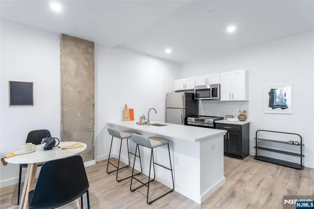 $2,355 | 10 Commerce Court, Unit 2A, Newark, NJ 07102