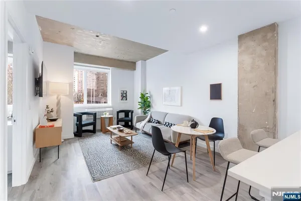 $2,355 | 10 Commerce Court, Unit 2A, Newark, NJ 07102