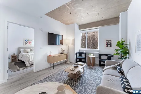 $2,355 | 10 Commerce Court, Unit 2A, Newark, NJ 07102