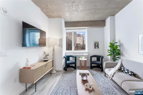 $2,355 | 10 Commerce Court, Unit 2A, Newark, NJ 07102