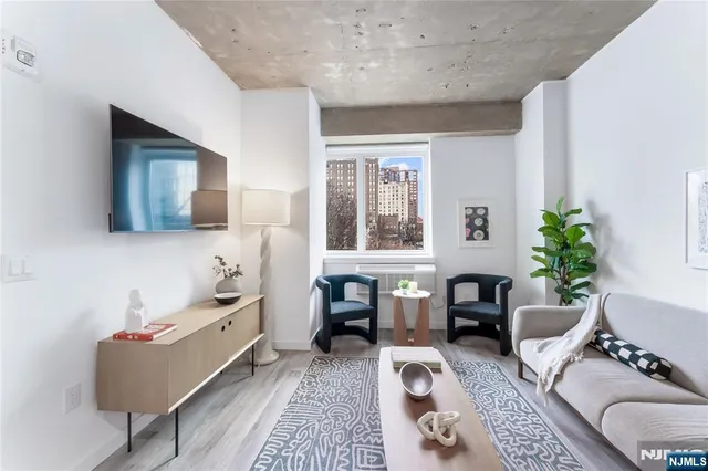 $2,355 | 10 Commerce Court, Unit 2A, Newark, NJ 07102