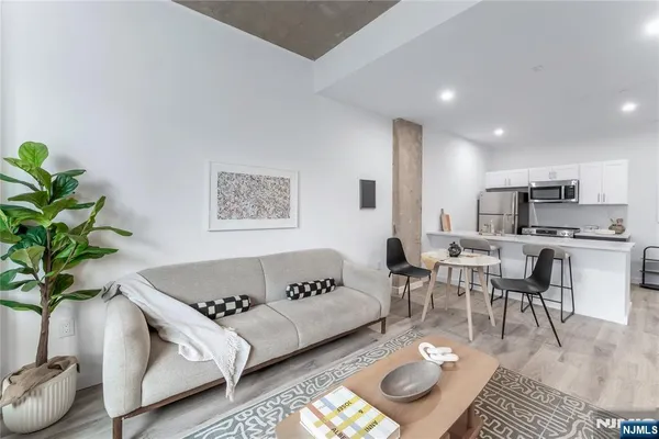 $2,355 | 10 Commerce Court, Unit 2A, Newark, NJ 07102