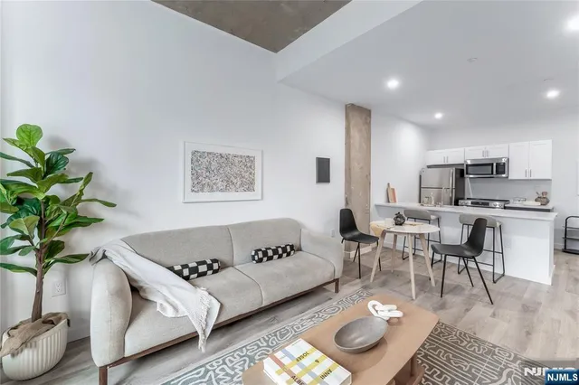 $2,355 | 10 Commerce Court, Unit 2A, Newark, NJ 07102