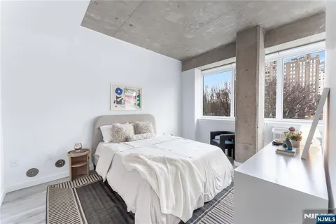 $2,355 | 10 Commerce Court, Unit 2A, Newark, NJ 07102