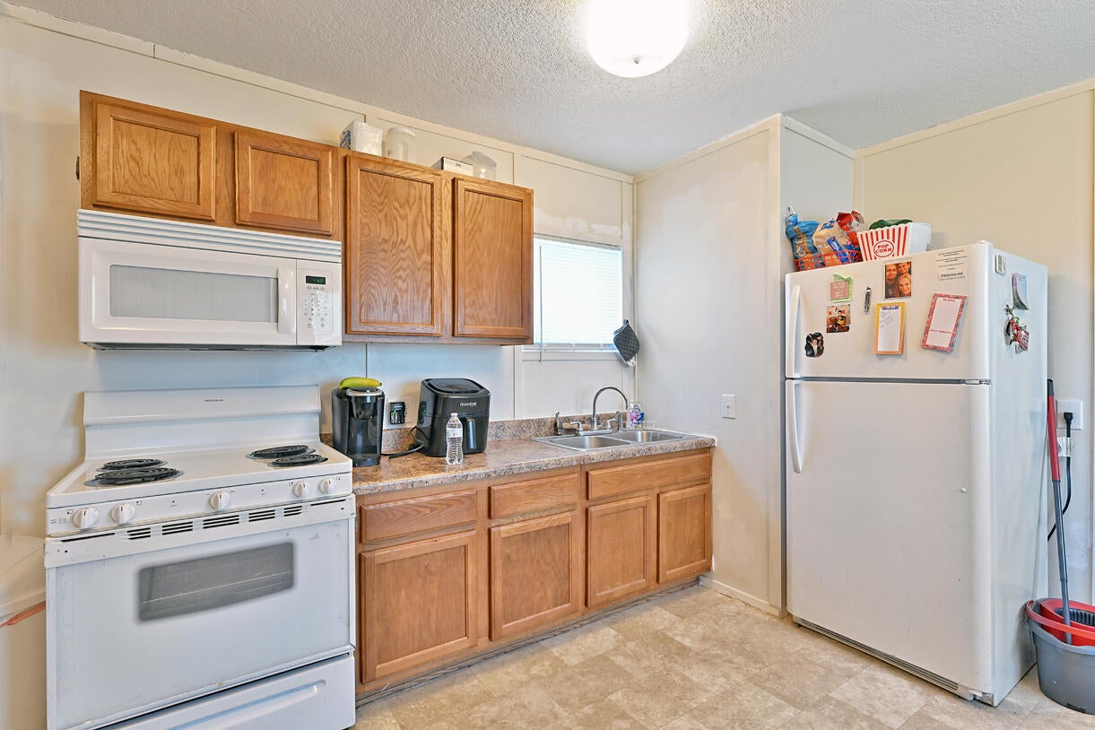 135 North Phoenix Road, Unit 42 Medford, OR 97501 - Photo 4 of 15 DSC_7728