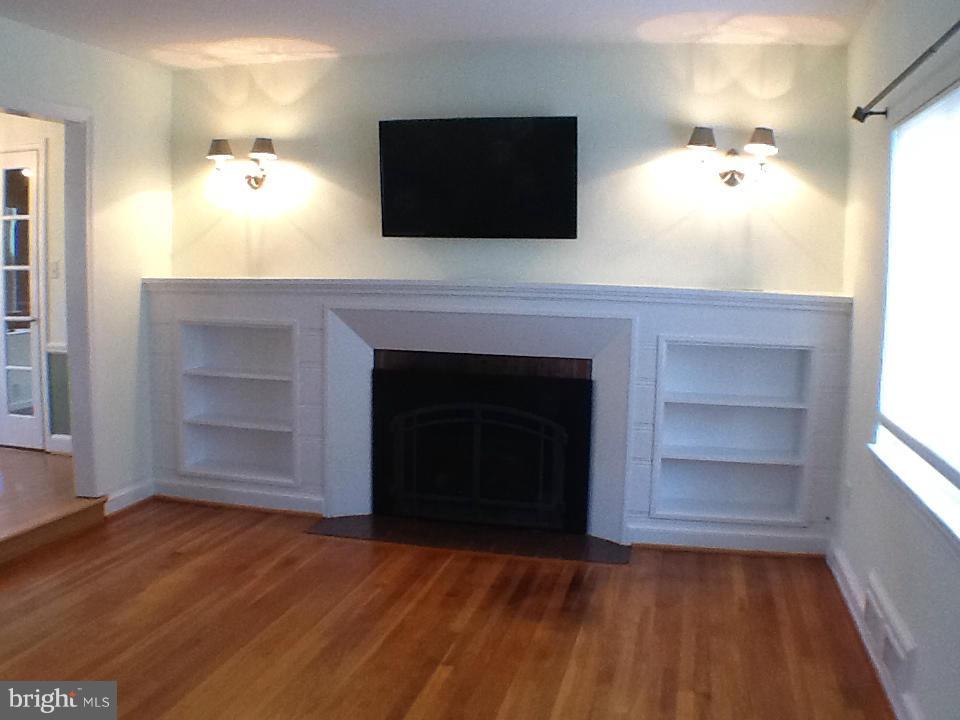 9501 Warren Street Silver Spring, MD 20910 - Photo 4 of 30 Built-in bookcase