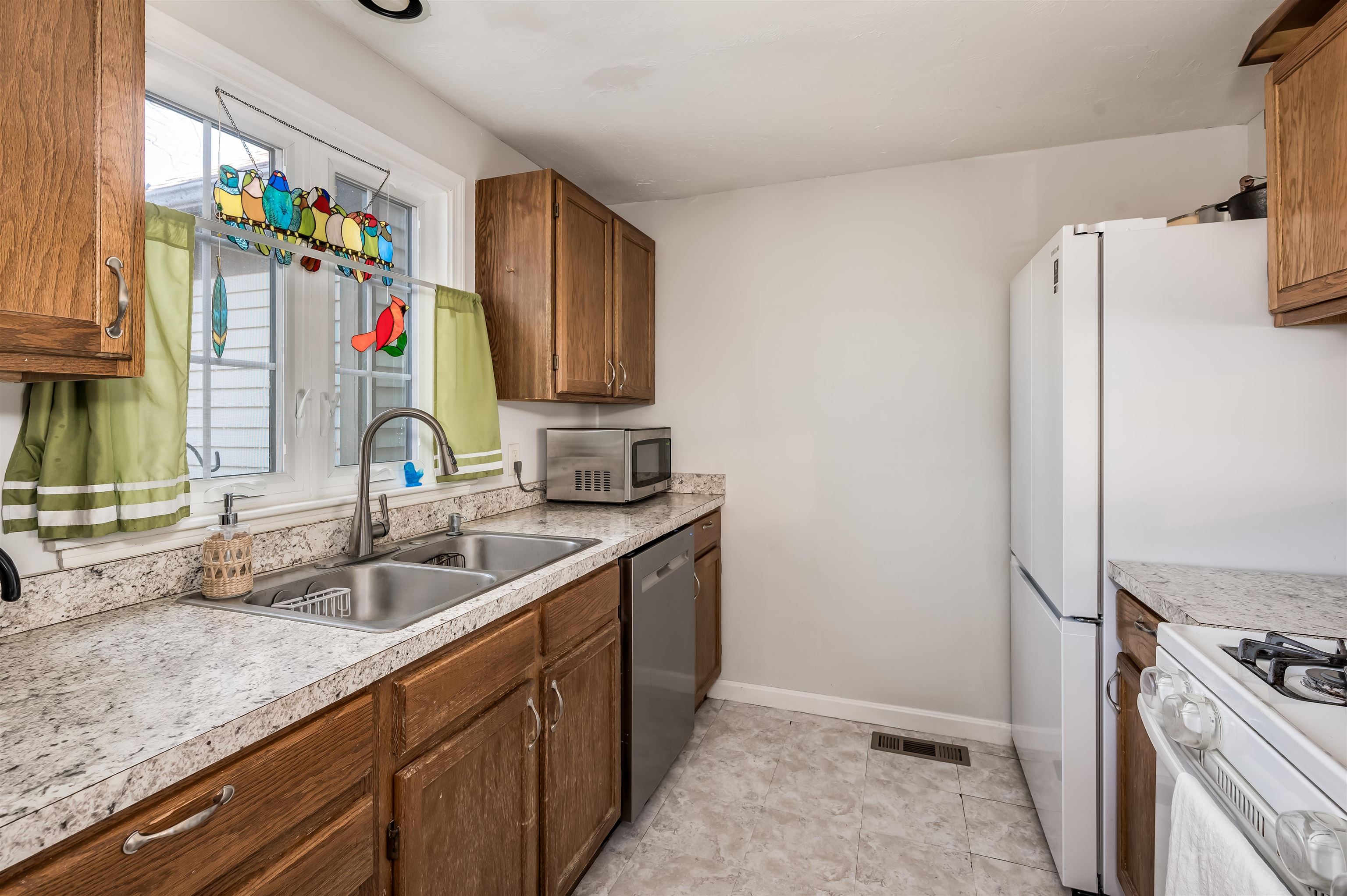 22 Surrey Run Dover, NH 03820 - Photo 3 of 30