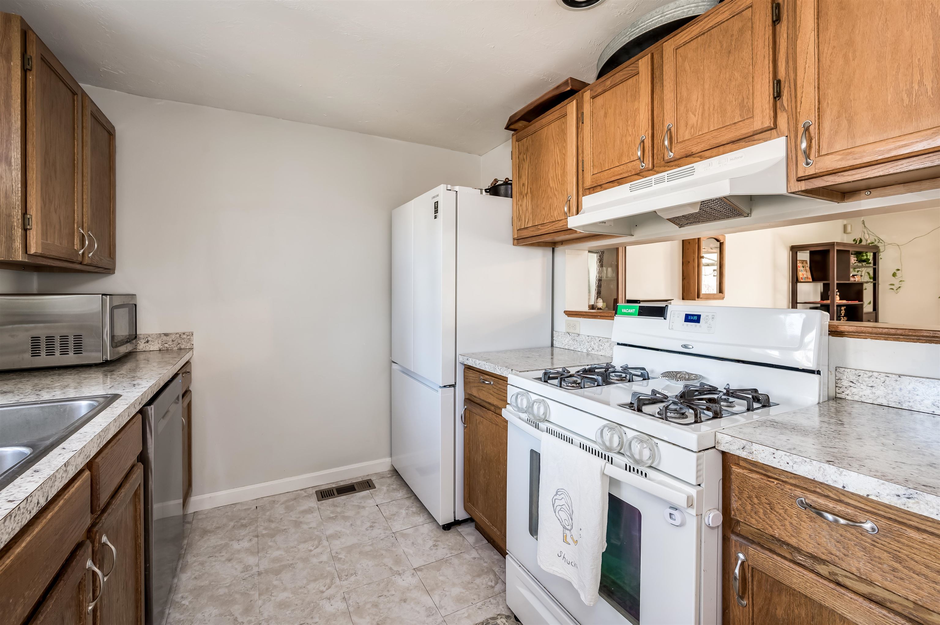 22 Surrey Run Dover, NH 03820 - Photo 4 of 30